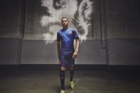 足球赛场焦点！俄罗斯队对阵英格兰队，核心球员受伤，球队前景蒙阴影-爱游戏网页版